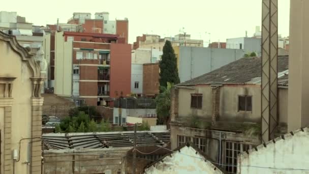 Монохромные Barcelona Sants Бросили Войны Здания Рядом Снятые Утренним Светом — стоковое видео