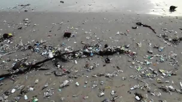 Tilt Pull Shot Polluted Beach Sunset Ocean Ecological Tragedy Plastic — Stok Video