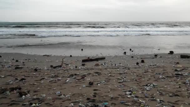 Camera Moving Sideways Heavily Polluted Beach Plastic Trash Washing Out — Stok Video