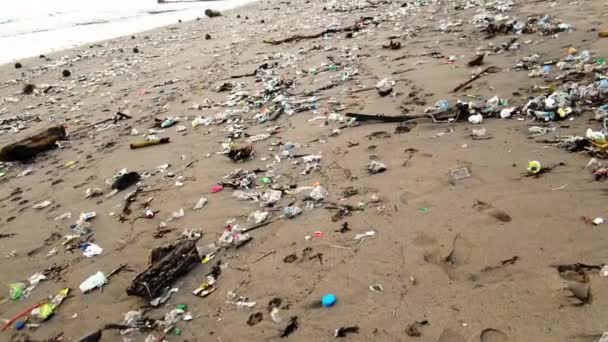 Tutup Tembakan Plastik Sampah Pantai Berpasir Laut Tercemar Mencuci Sampah — Stok Video