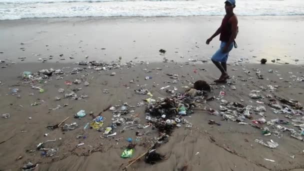 Local People Walking Shore Bali Waves Washing Out Plastic Trash — Stok Video