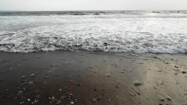 Slow Motion Shot Waves Washing Out Garbage Ocean Beach Bali — Vídeos de Stock