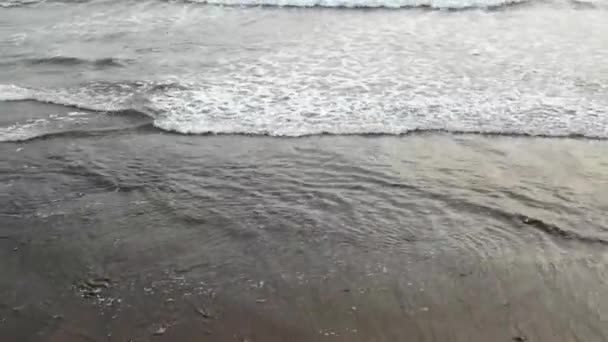 Tarik Kembali Tembakan Pantai Berpasir Yang Penuh Dengan Sampah Plastik — Stok Video