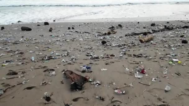 Kamera Bergerak Atas Sampah Plastik Dicuci Pantai Dari Laut Manusia — Stok Video