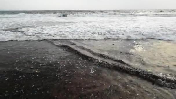 Pull Back Shot Beach Ocean Full Trash Waves Washing Out — Stok Video