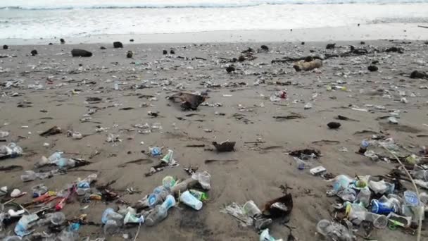 Jede Menge Plastikflaschen Und Müll Strand Verschmutzter Ozean — Stockvideo