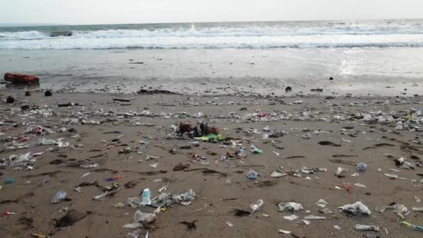Playa Arena Llena Basura Plástica Naturaleza Contaminada Bali Indonesia — Vídeos de Stock