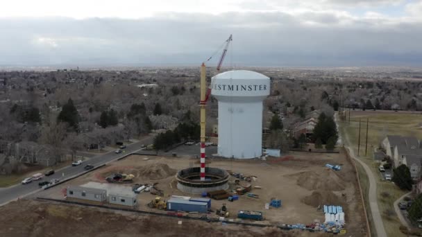 Drone Cerchi Costruzione Torre Acqua Rivelare Denver Vista Della Città — Video Stock