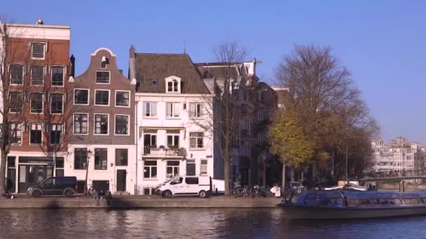 Typical Canal Houses Amsterdam Netherlands Reflecting Canal Front Sunny Day — Vídeos de Stock