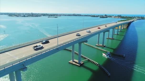 Aerial Shot Cars Boats Belleair Bridge Clearwater Beach Florida — Vídeo de Stock