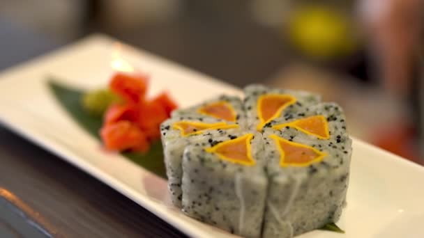 Uramaki Sushi Roll Ready Served Cook Puts Last Pieces Decoration — Vídeo de Stock