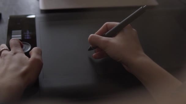 Slow Motion Молодий Талановитий Графічний Дизайнер Використовуючи Цифрову Ручку Малювання — стокове відео