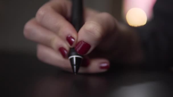Slow Motion Деталь Цифрової Ручки Руці Жінки Сучасному Графічному Планшеті — стокове відео