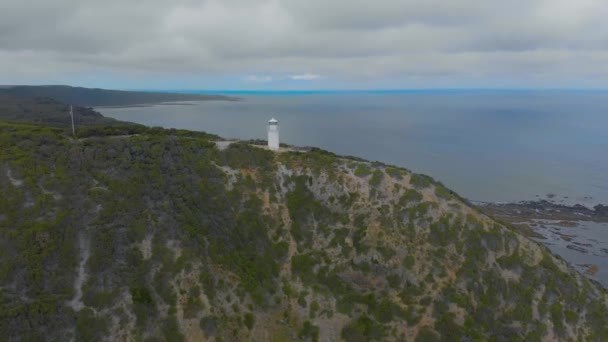 Aerial Lonely White Lighthouse Sits Top High Cliff Overlooking Ocean — Stockvideo