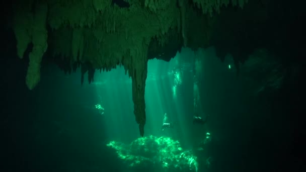 Divers Cenote Sun Beams — Stock videók