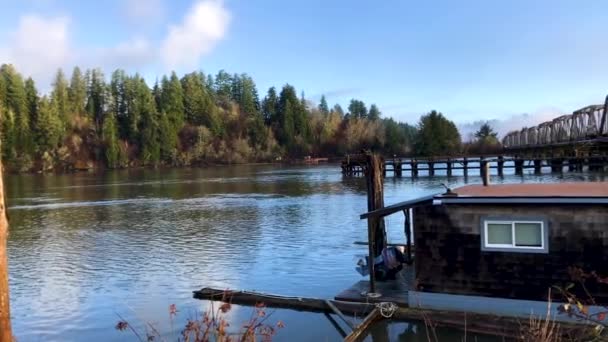Große Stählerne Schwenkbare Eisenbahnbrücke Über Die Bucht Des Umpqua Flusses — Stockvideo