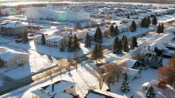Ένα Ήσυχο Ηλιόλουστο Απόγευμα Χιονισμένα Δρομάκια Της Πόλης — Αρχείο Βίντεο
