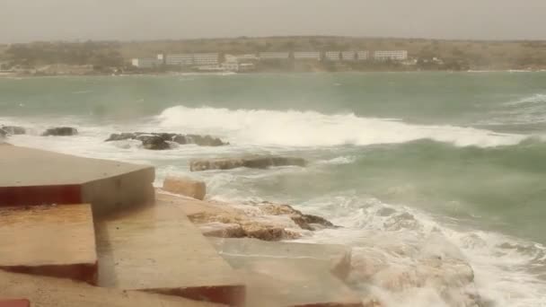 Хвилі Бризкають Сходах Порту Дощовий Вітряний Хмарний День Меллія Мальта — стокове відео