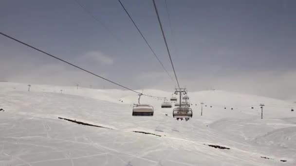 12月 格鲁吉亚Gudauri Ski度假村6人乘坐滑雪车与贡多拉升降机交叉口的时间 — 图库视频影像