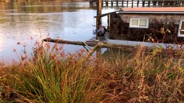 オレゴン州 Reedsport 近くアムプクオー川湾にまたがる大規模な鉄鋼ピボット鉄道橋 — ストック動画