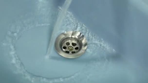 清澈的淡水倾泻而下的排水沟在浴室 — 图库视频影像