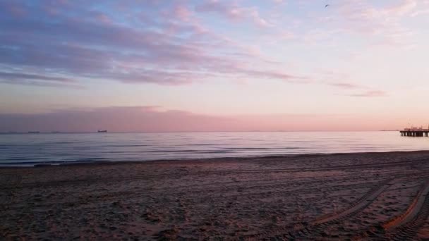 Прогулянка Пляжі Під Час Сходу Сонця Помаранчевий Фіолетовий Кольори Пустий — стокове відео