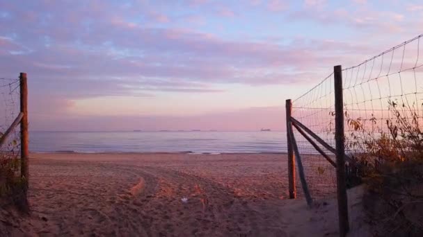 Gün Doğarken Kumsalda Yürümek Turuncu Mor Renkler Boş Kumsal Dümdüz — Stok video