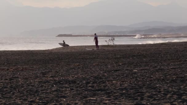 Surfers Ετοιμάζεται Πάει Στο Νερό Στην Παραλία Chigasaki Στην Ιαπωνία — Αρχείο Βίντεο