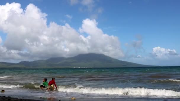 Kids Playing Beach Beautiful Mountain Background — 비디오
