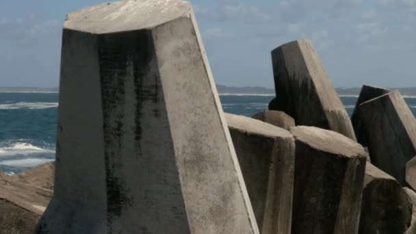 Cold Atlantic Breakwater Island Coming View Panning — ストック動画