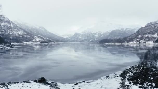 Flying Frosen Lake Mountains Fogy Day Norway December 2018 — Stockvideo