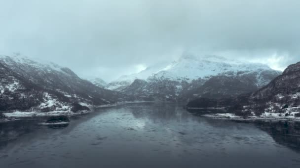 Flying Frosen Lake Mountains Fogy Day Norway December 2018 — Vídeo de stock