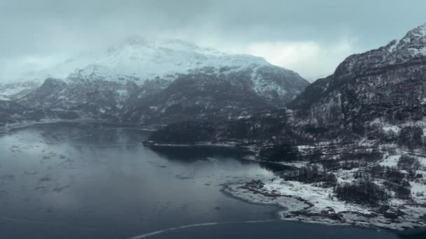 Flying Frosen Lake Mountains Fogy Day Norway December 2018 — Vídeo de stock
