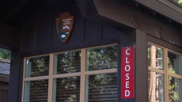 Pan Right Closed Park Ranger Kiosk Entrance Yosemite National Park — Stockvideo