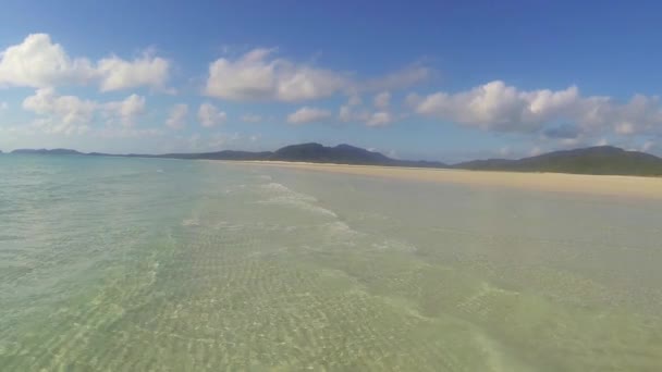 Whitsunday Island Australian Crystal Waves Drifting Slowly Golden Sand Beach — Stock videók