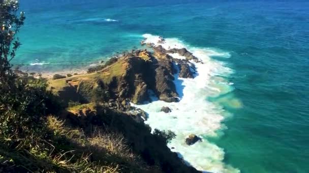 Byron Bay Australia View Lighthouse Looking Crashing Waves Cliffs — Vídeos de Stock