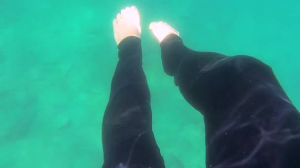 Δύτες Πόδια Αργά Κλοτσιές Κάτω Από Νερό — Αρχείο Βίντεο