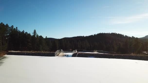 Flying Revealing Huge Beautiful Hidden Frozen Lake Colorado Forest — 비디오