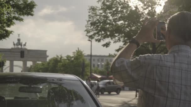 Slow Motion Old Man Takes Picture Brandenburg Gate Berlin Smartphone — Stockvideo