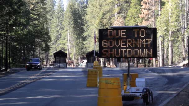 Digital Sign Telling Visitors Yosemite Park Closed Due Federal Government — Vídeo de stock