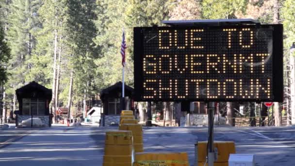 Blinking Digital Sign Informing Visitors Yosemite National Park Closed Due — Vídeos de Stock