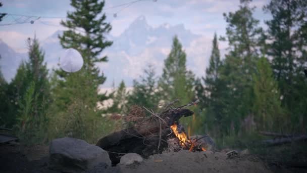 Campfire Beautiful Backdrop Grand Teton Wyoming National Park Sits Shadow — Stok video