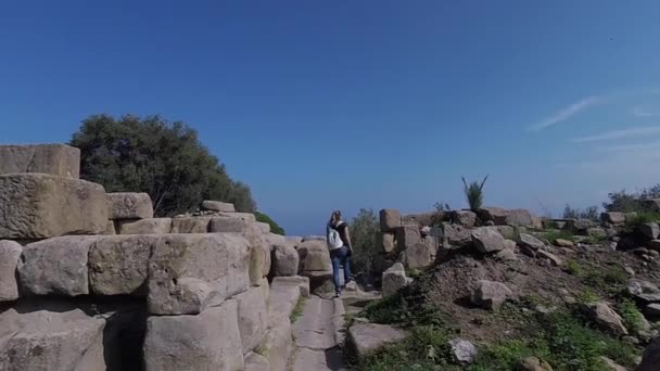 Tourist Walking Tindari Ruins Sicily Italy — ストック動画