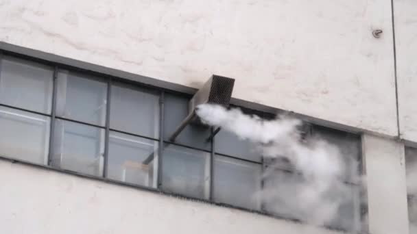 Humo Blanco Que Sale Una Tubería Edificio Industrial Con Viento — Vídeo de stock