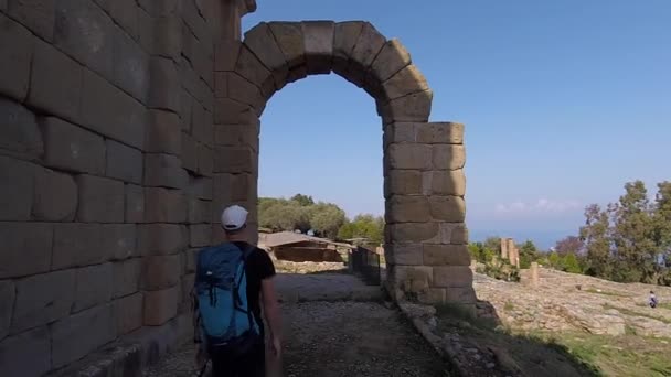 Tourist Walking Arch Tinrdai Sicily Italy — Stockvideo