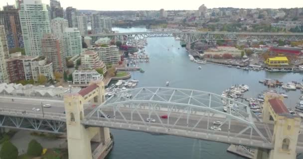 4K空中无人机飞越加拿大温哥华的大桥和显示海 — 图库视频影像
