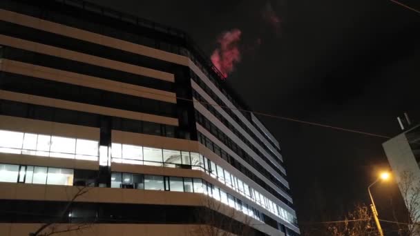 Hochmodernes Gebäude Bei Nacht Mit Roter Ampel — Stockvideo