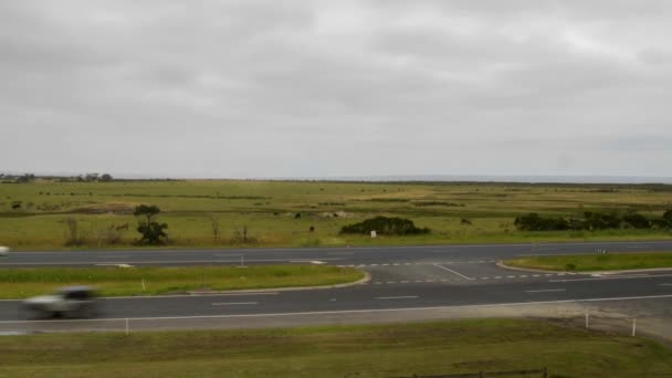 Upływ Czasu Rozmyciem Ruchu Samochodów Wiejskiej Autostradzie — Wideo stockowe