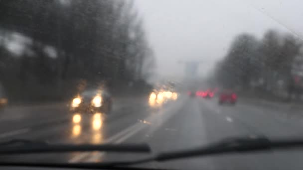 街上的雨模糊的景象 从车窗射出 — 图库视频影像
