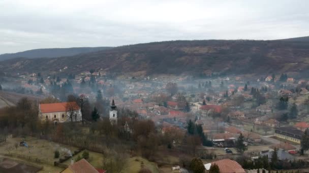 冬季匈牙利Alspetny村的空中景观 教堂在前方 — 图库视频影像